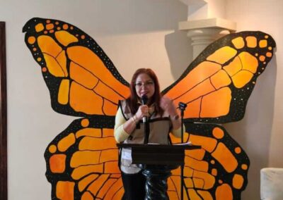 Foto de Lupita Salazar con psicologos de AMPYTAC