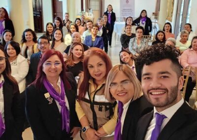 Foto de Lupita Salazar con psicologos de AMPYTAC