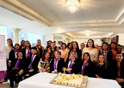 Foto de Lupita Salazar con psicologos de AMPYTAC