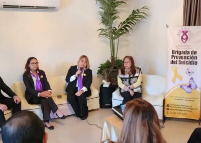 Foto de Lupita Salazar con psicologos de AMPYTAC