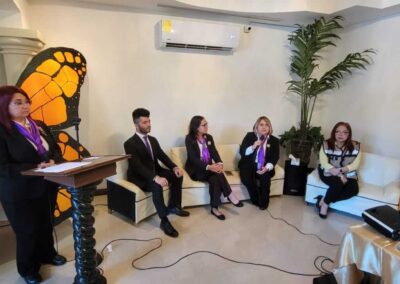 Foto de Lupita Salazar con psicologos de AMPYTAC