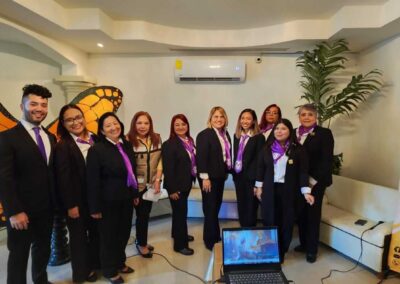 Foto de Lupita Salazar con psicologos de AMPYTAC